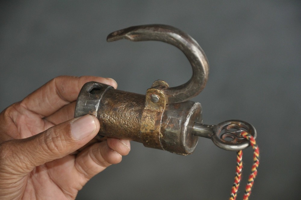 Vintage Iron Handcarfted Cylindrical Shape Screw System Padlock