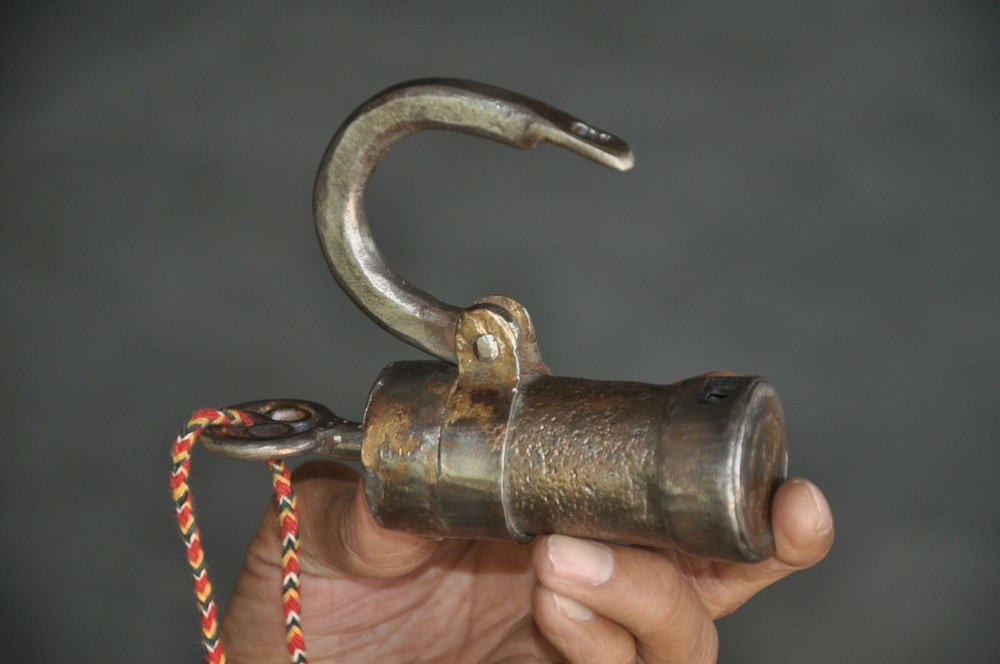 Vintage Iron Handcarfted Cylindrical Shape Screw System Padlock