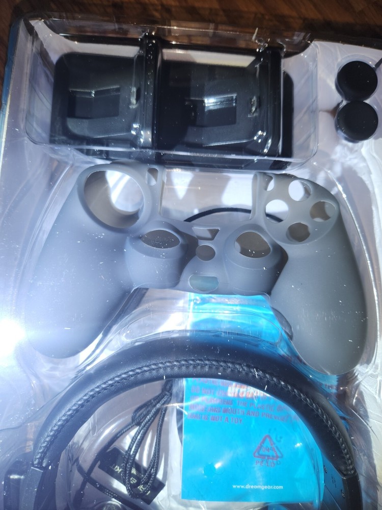 WB DreamGear DGPS4-6436 PS4 Advanced Game Accessory Kit (Black).