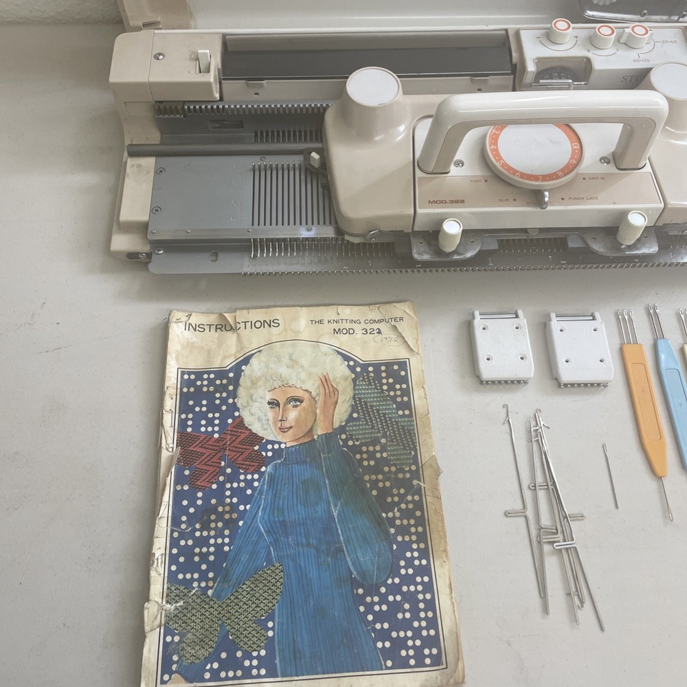 Studio 322 Knitting Machine In Good Condition