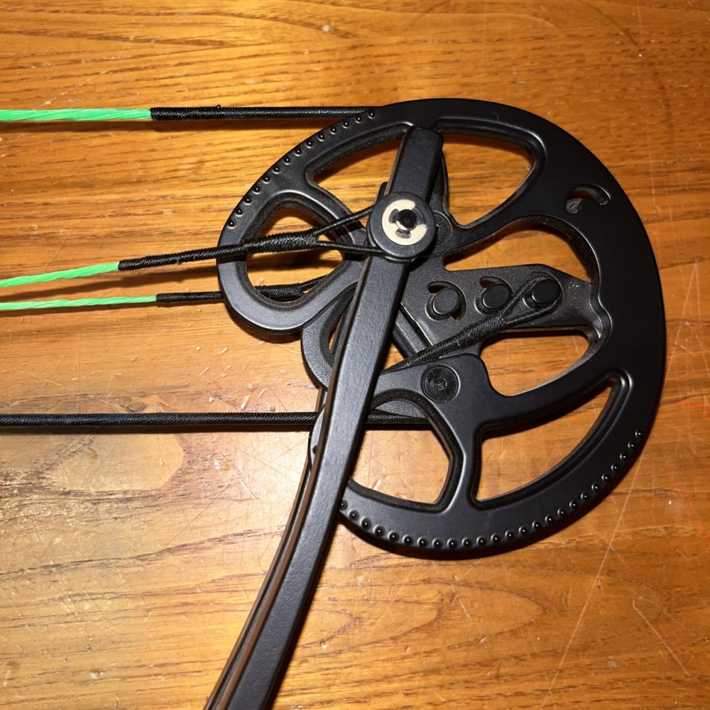 Barnett Archery Black Vortex Compound Bow w/ 3 Pin Sight Read