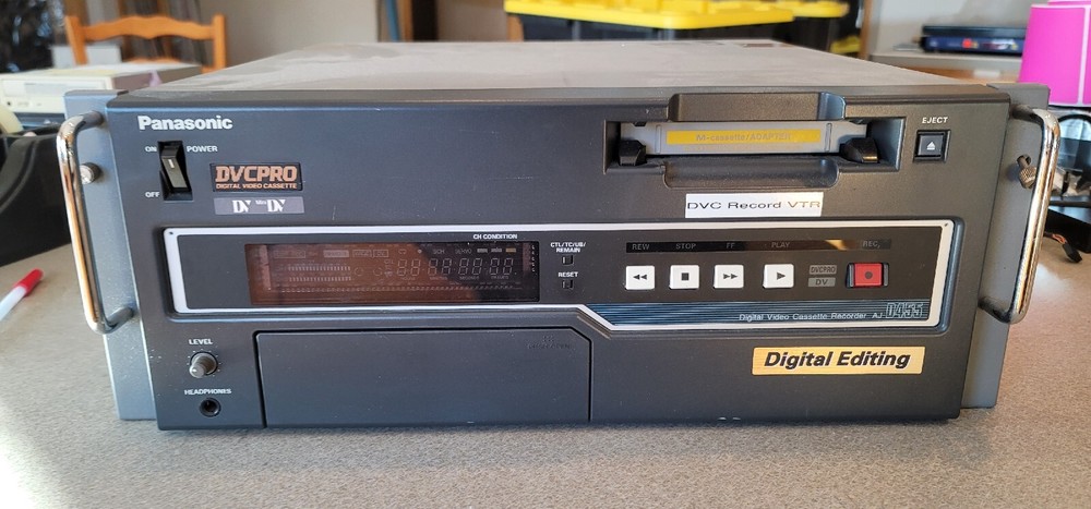Panasonic AJ-D455P DVCPRO Digital VCR Digital Editing DV DV Mini Video Cassette