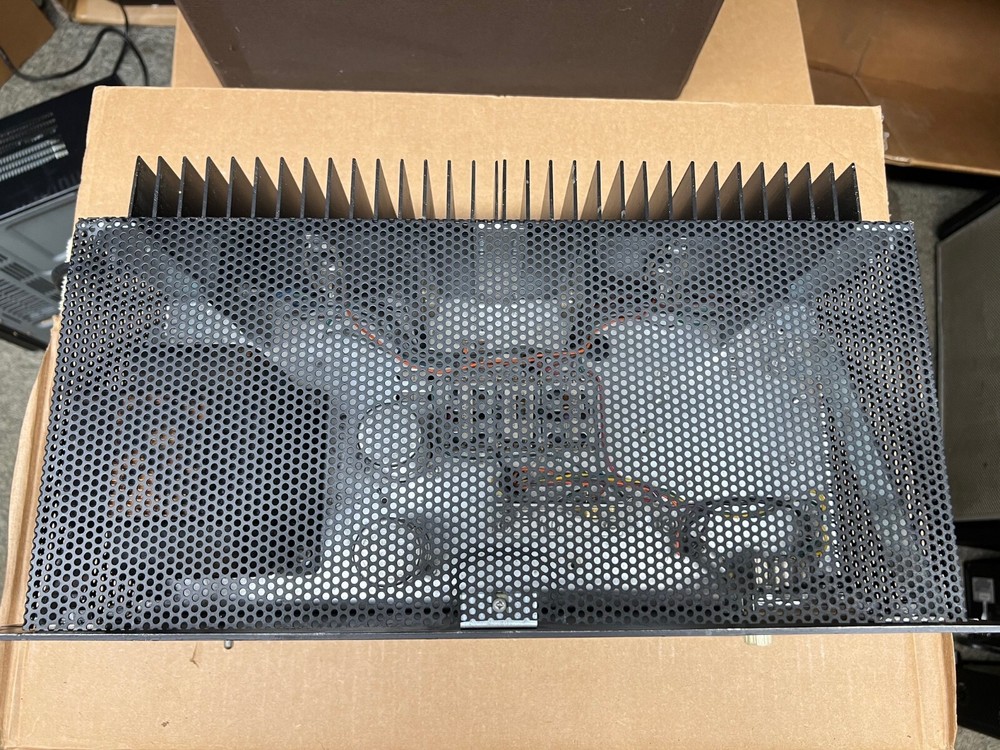 Shure SR105 Series Solid State Power Amplifier