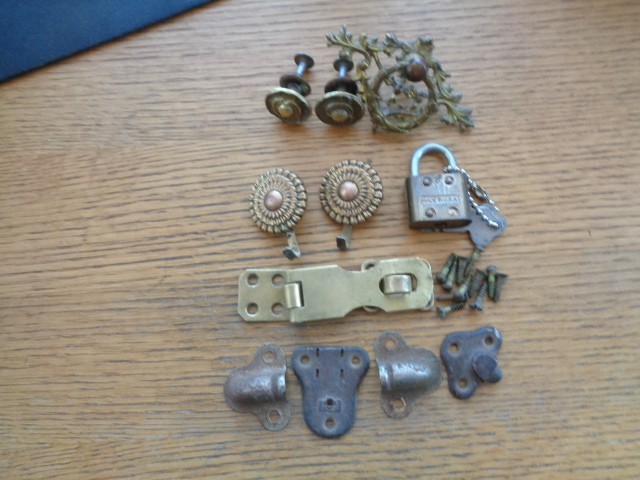 VARIOUS ANTIQUE HARDWARE, BRASS HASP W/SCREWS, WALL PUSH PINS, DRAWER PULLS, +
