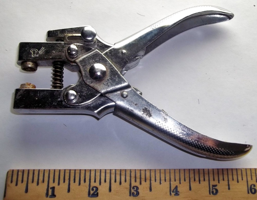 Dual hole punch with adjustable setting_____1788/2