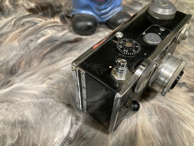 VINTAGE ARGUS C3 RANGE FINDER CAMERA WITH PARTIAL LEATHER CASE