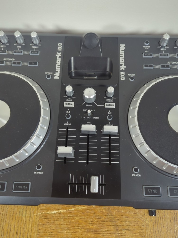 NuMark iDJ3 Turntable with iPod Dock - Excellent - Tested & Working