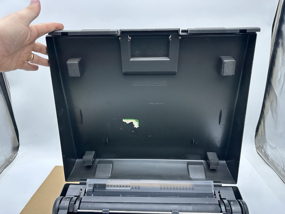 Olivetti PRAXIS 35 Typewriter w/Plastic Hard Case 1980s Powers On Needs Service*