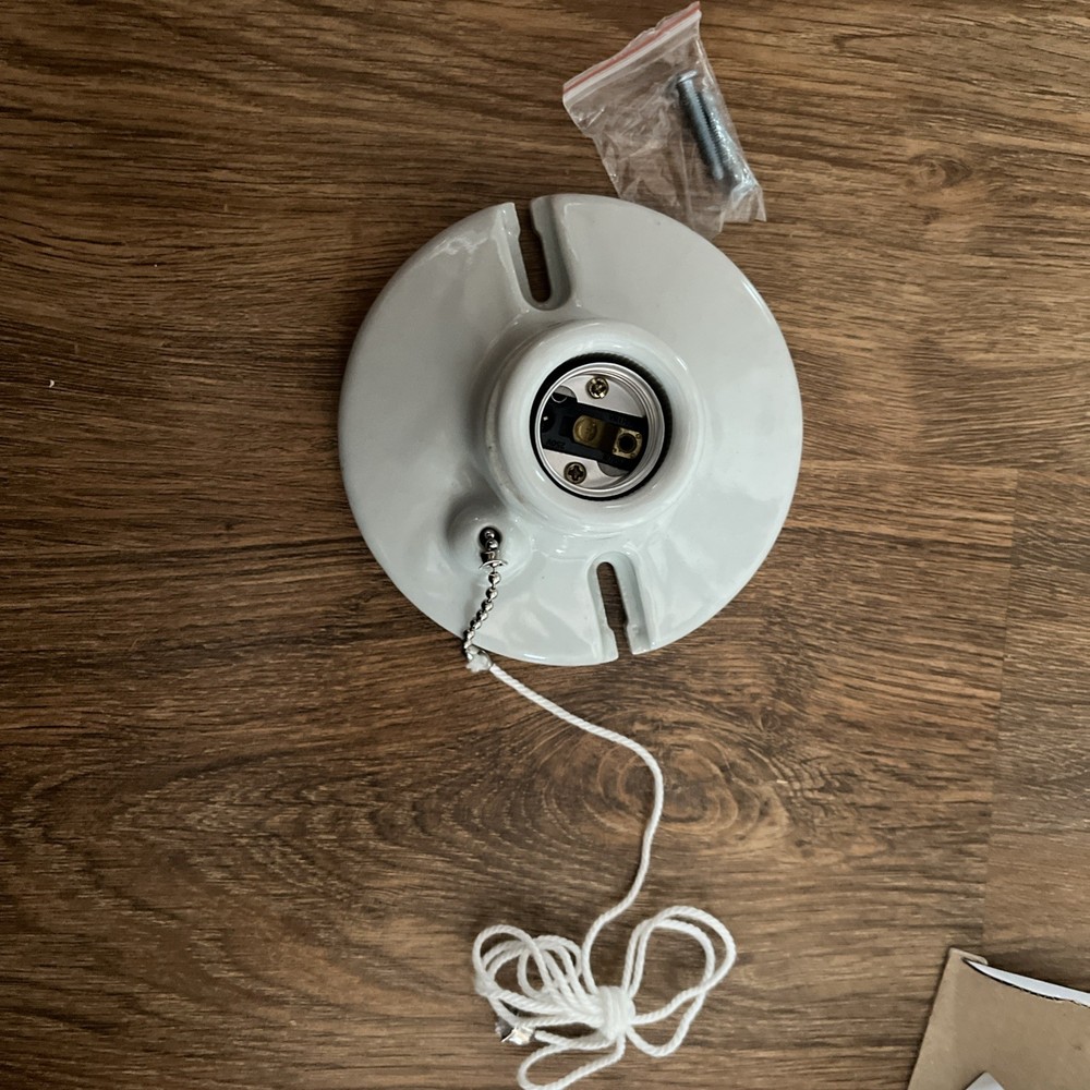 TBA Porcelain pull chain lampholder #363-4101 White