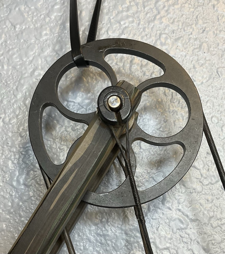 Mathews SoloCam Compound Bow LH Package Feather-Max Grip Hunting Bow