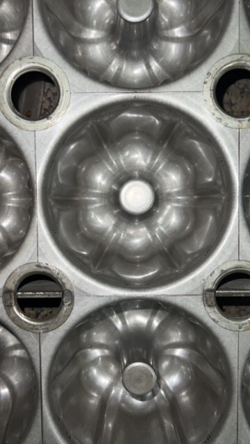 chicago metallic 24 mini bundt cake mold pan