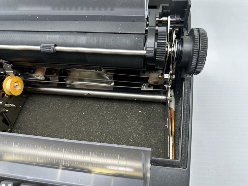 Olivetti PRAXIS 35 Typewriter w/Plastic Hard Case 1980s Powers On Needs Service*