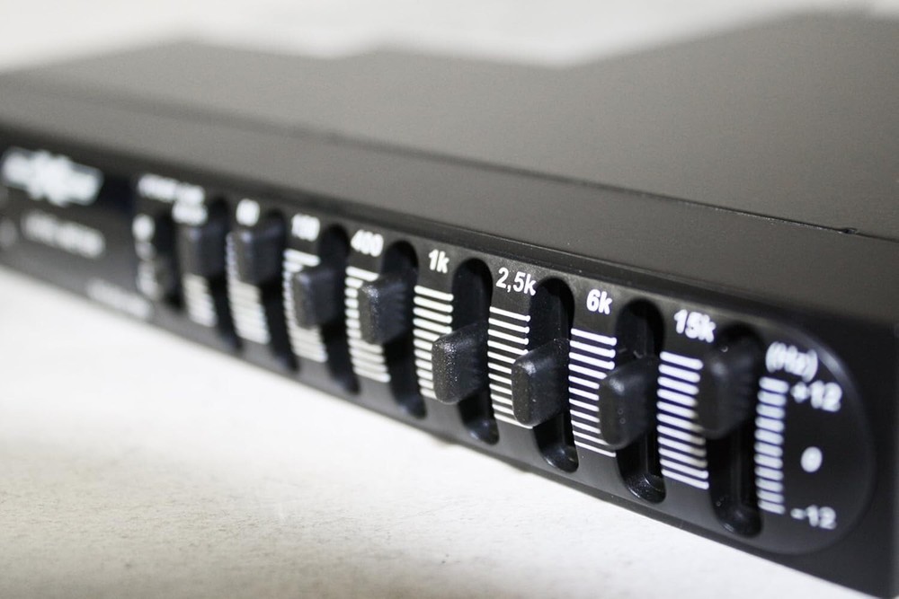 7-Band Passive Graphic Equalizer with Output Display - ST-EQ-180 Black