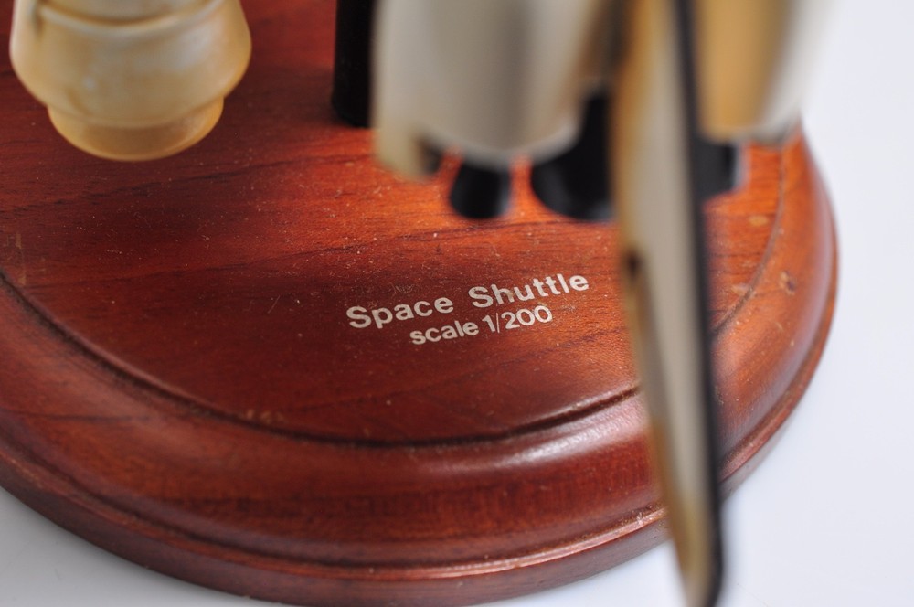 NASA Discovery Space Shuttle 1/200 Scale Diecast Model- w/stand