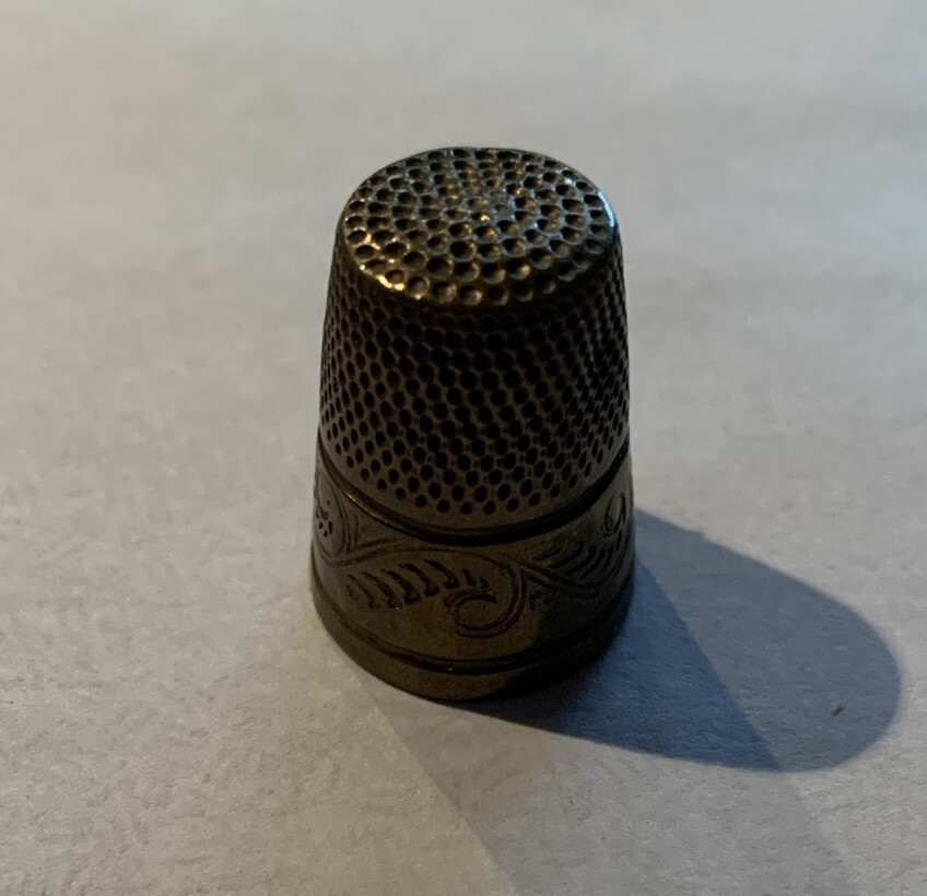 VINTAGE BRASS SEWING THIMBLE SCROLL DESIGN