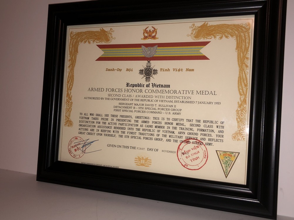 VIETNAM ARMED FORCES HONOR COMMEMORATIVE MEDAL /2nd Class w-Device ~ Certificate