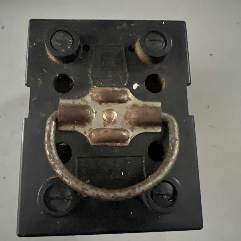 GENERAL SWITCH CORP 30 AMP FUSE PULL OUT HORIZONTAL SLOT
