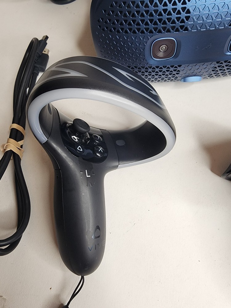 HTC Vive Cosmos Virtual Reality Gaming Headset + Controllers Complete Set