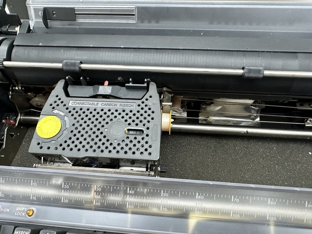 Olivetti PRAXIS 35 Typewriter w/Plastic Hard Case 1980s Powers On Needs Service*