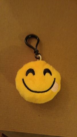 挑选您最喜欢的 Emoji Smiley 钥匙扣/背包夹-