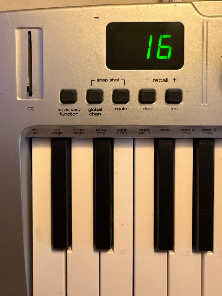 M-Audio O2 Keyboard USB MIDI Controller - Power Up Tested, No USB Cable