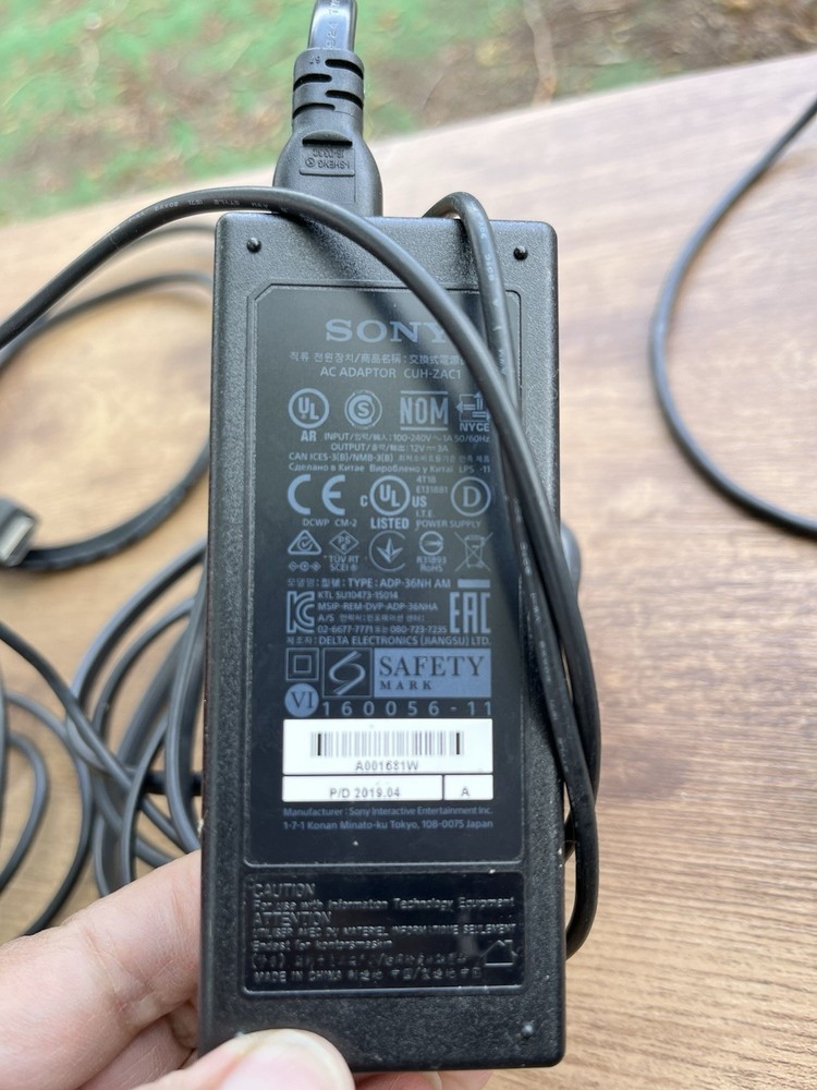 Sony PlayStation VR Bundle CUH-ZVR2 PS4/5 w/ MoveControllers , Camera