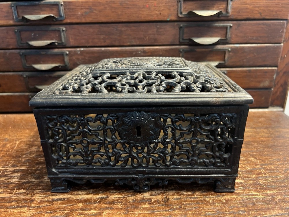 VINTAGE DECORATIVE SOVIET KASLI CAST IRON BOX WITH LOCK - NO KEY BUT OPENS
