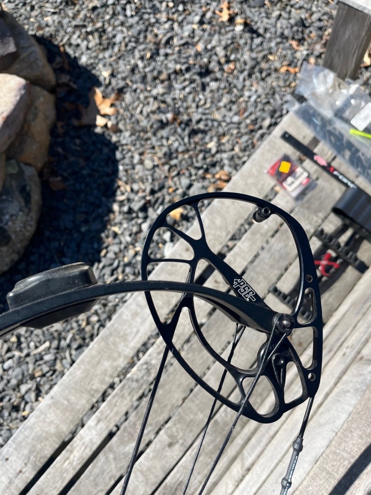 pse full throttle 70lb/29in draw compound bow with extras