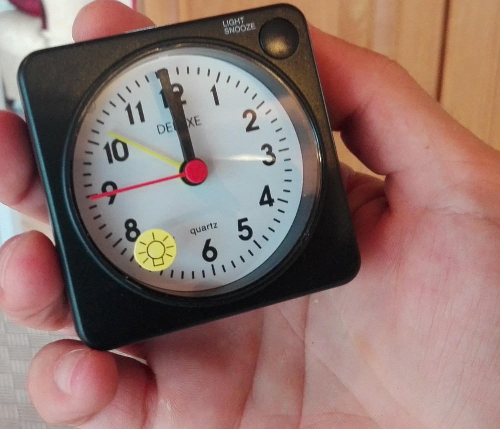 DELUXE QUARTZ ALARM CLOCK - BLACK