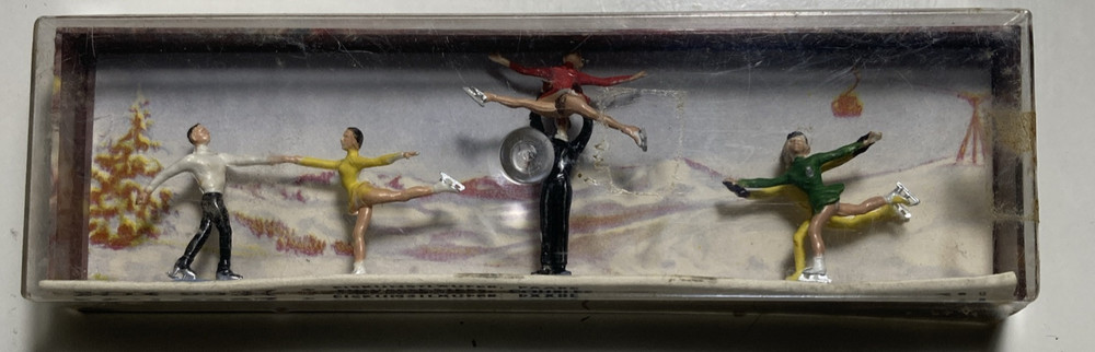 Merten HO 2227 Figure Skaters