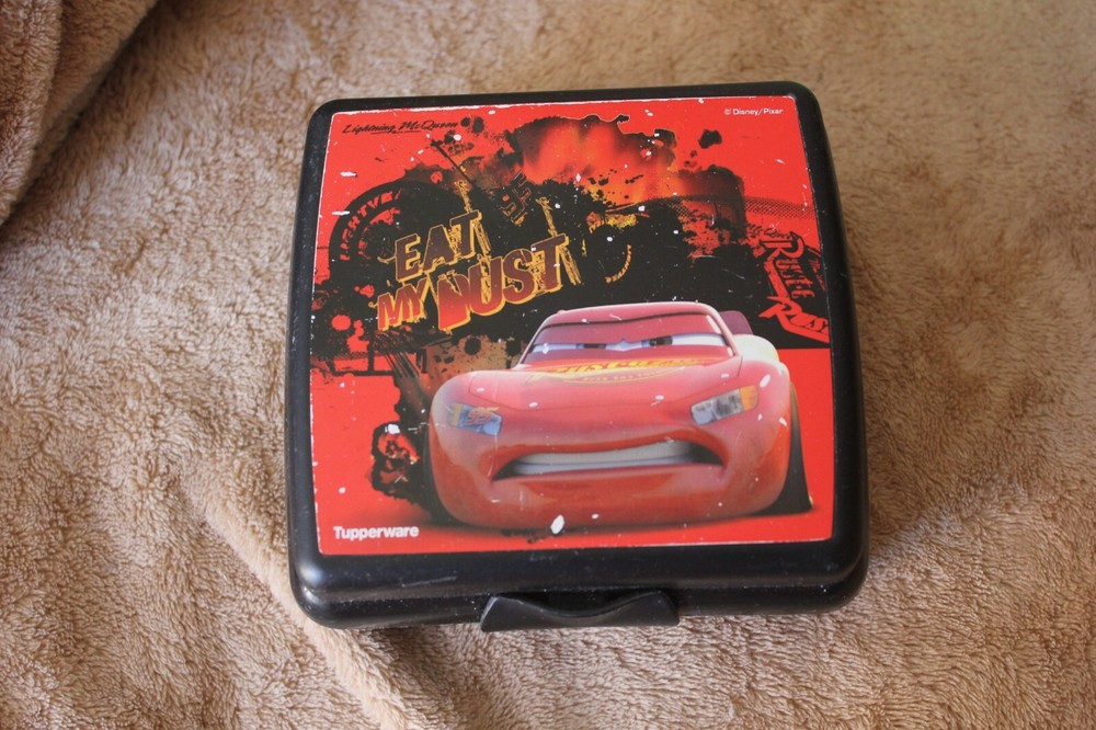 TUPPERWARE SANDWICH KEEPER - DISNEY CARS