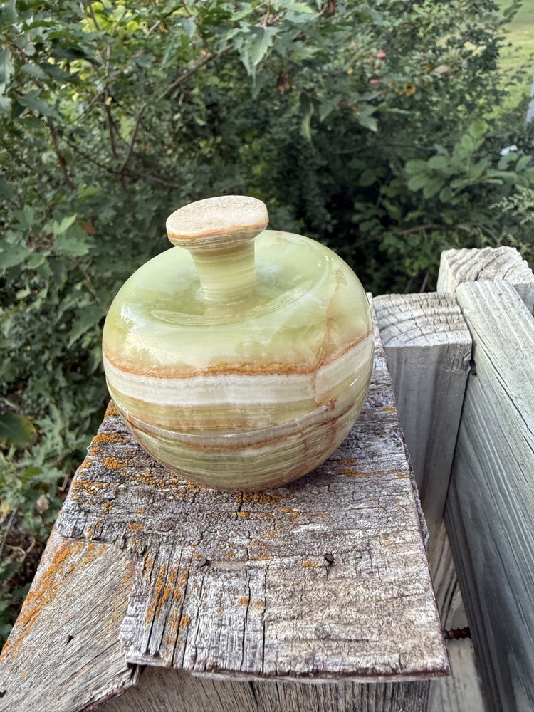 Onyx Apple Jar 4” – Hand-Carved Stone Decorative Container
