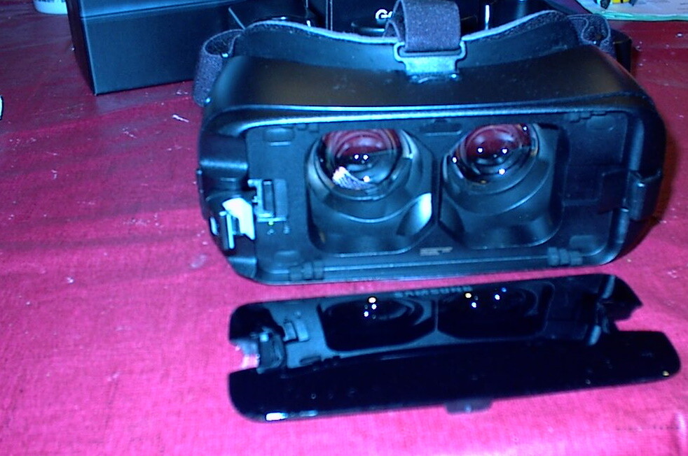 Samsung Gear VR SM-R324 With Controller