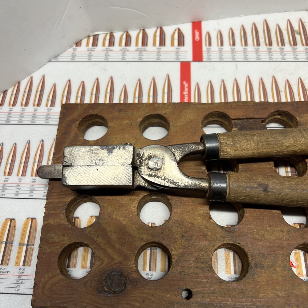 VTG 2 CAVITY BULLET MOLD TWO DIFF SIZE BULLET CHAMBERS & HANDLE WHATS IT ?