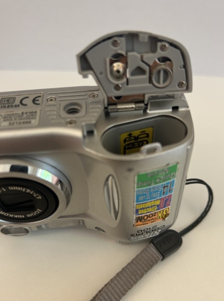 Nikon Coolpix 2100 Digital Camera Silver Tested Working