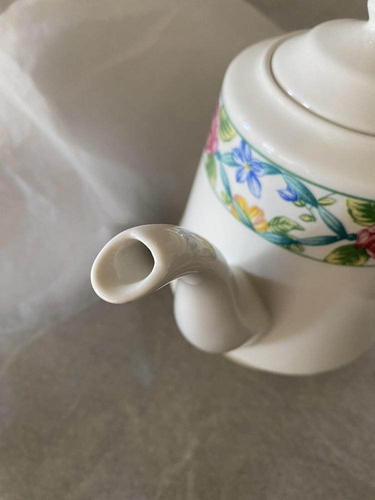 FARBERWARE Bouquet 301 -8 Teapot. Excellent Condition.