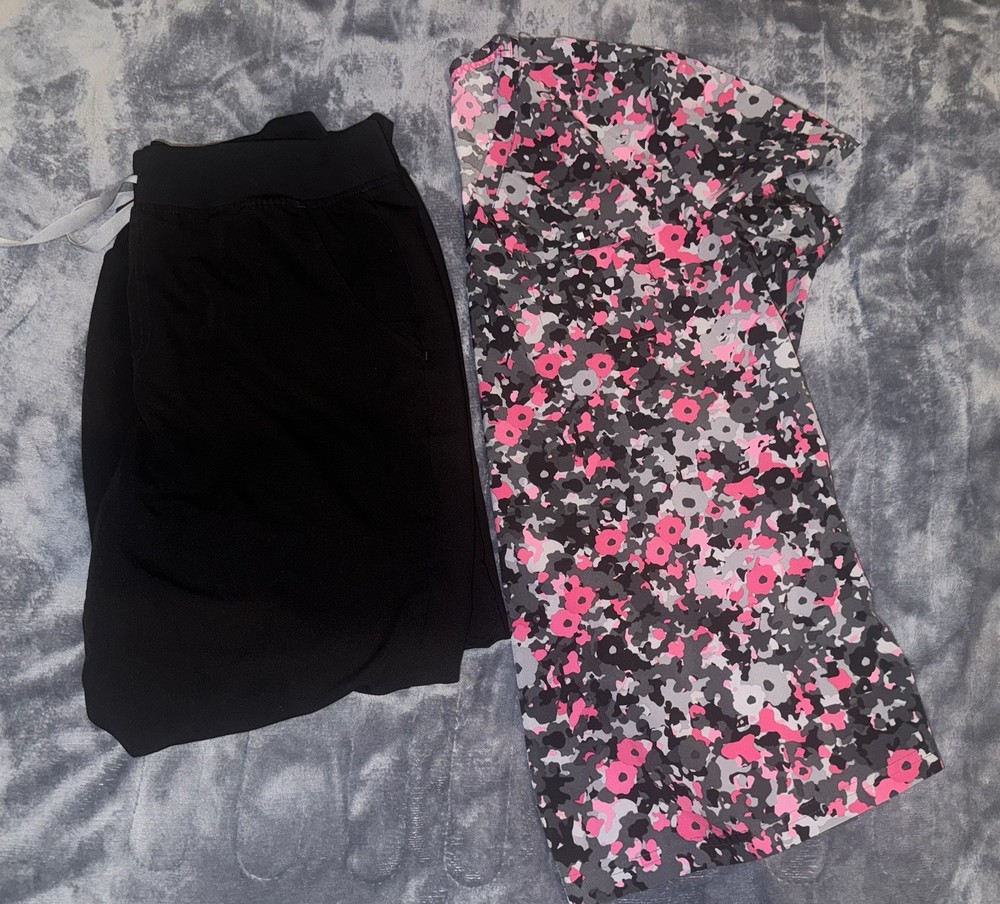 MINT CONDITION SCRUB SET!! Size L Top- W/FIG PANTS Size (M)