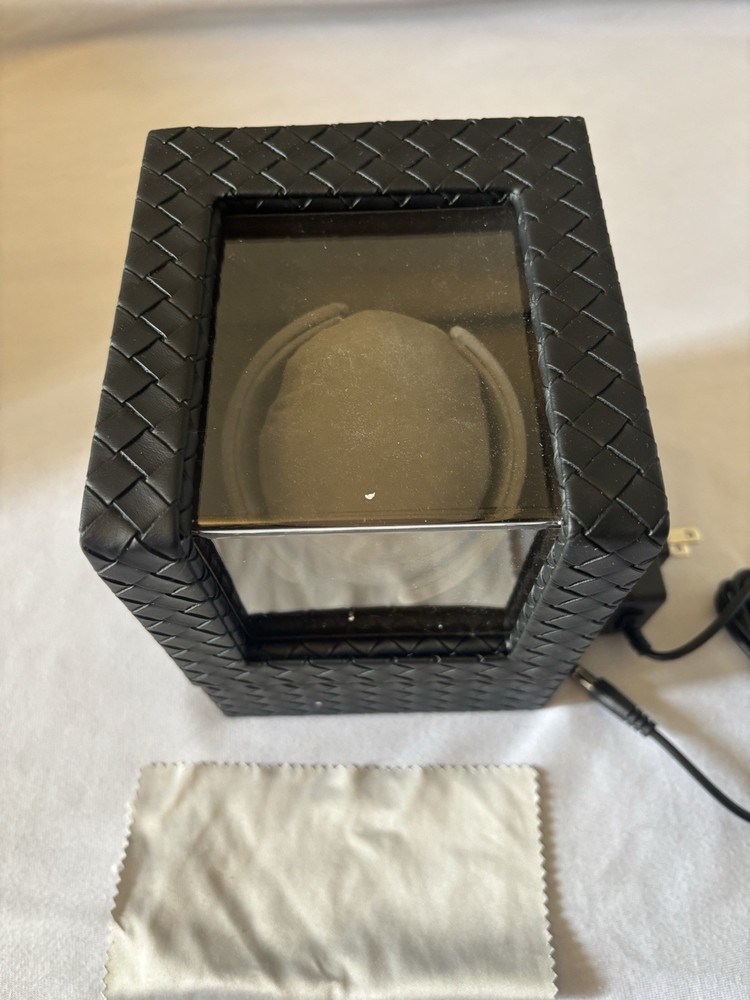 Automatic Rotation Single Watch Winder Plug-In Or Battery Powered