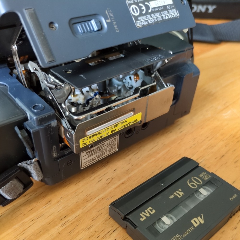 Sony DCR-TRV50E Camcorder, Battery, Charger, Leads, Case