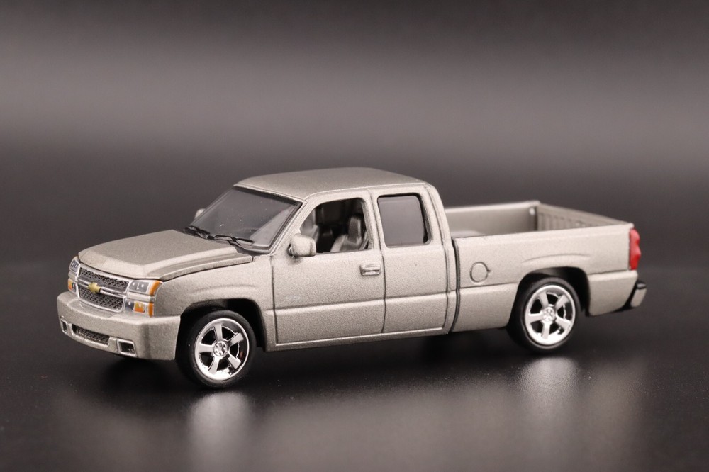 Auto World 2006 Chevy Silverado SS Extended Cab Fleetside Silver AWSP163 A 1/64