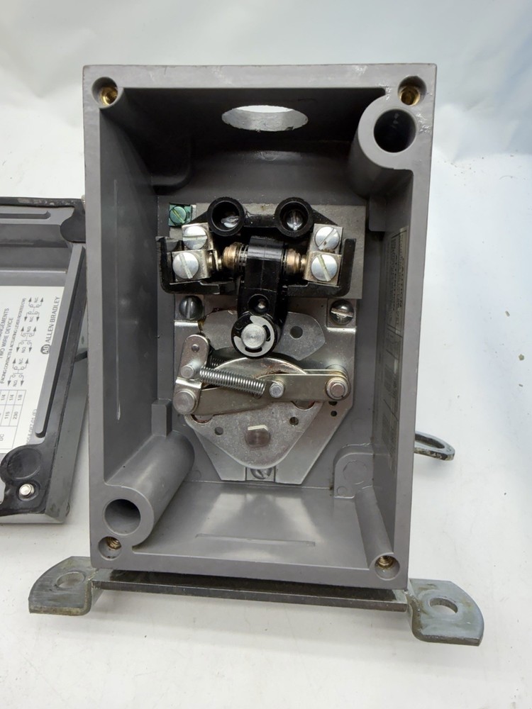840-A4 ALLEN BRADLEY FLOAT SWITCH GREAT SHAPE W/ CONDUIT HUB