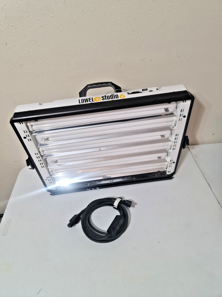 Lowel E-Studio 6 Fluorescent Light w/ Power Cord