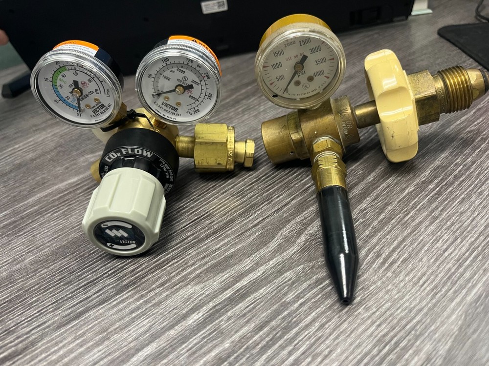 CO2 and HE Regulator lot