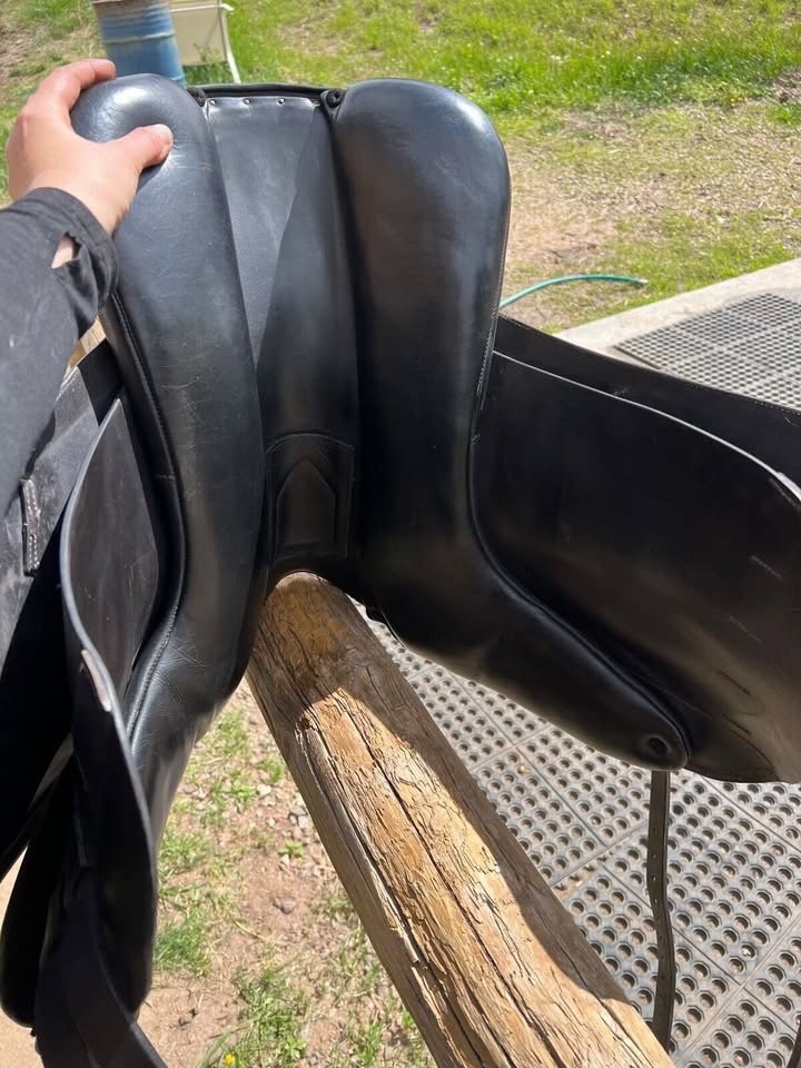 Maxflex Oliveira Dressage leather saddle 17.5'' adjustable tree