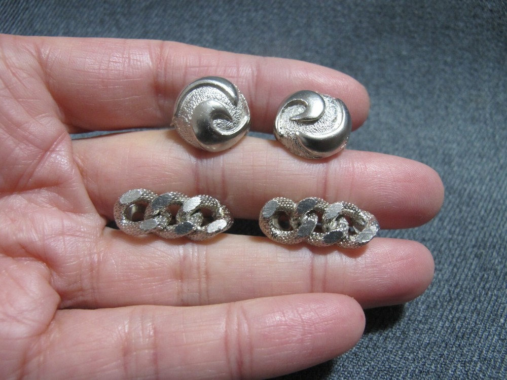 Vintage stripped chain & rounded with scrolls silvertone metal earrings