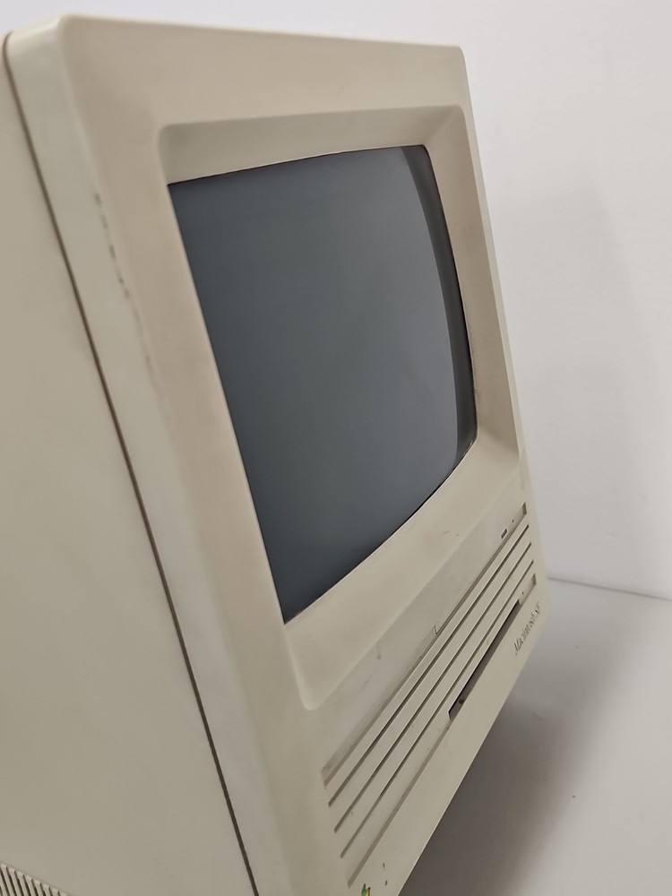 Vintage Apple Macintosh SE M5011 All-in-One Computer – Powers On