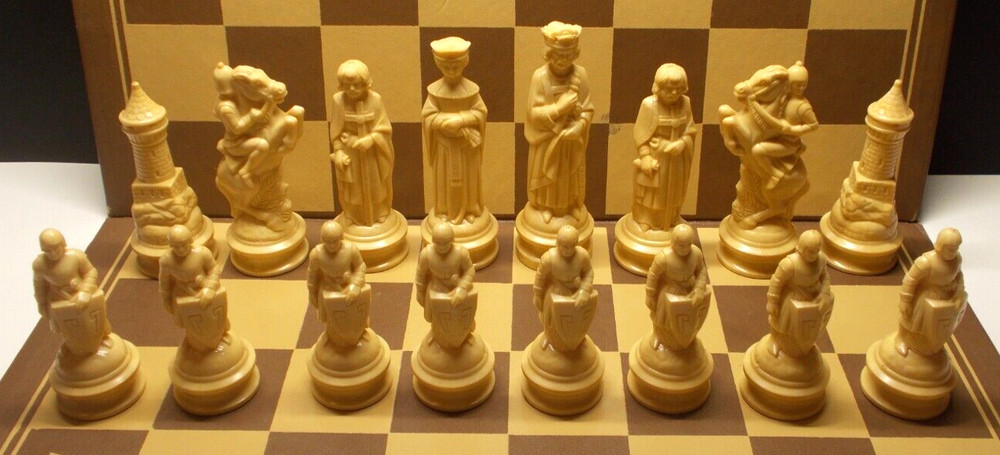 Vintage E. S. Lowe Renaissance Chessmen 1959