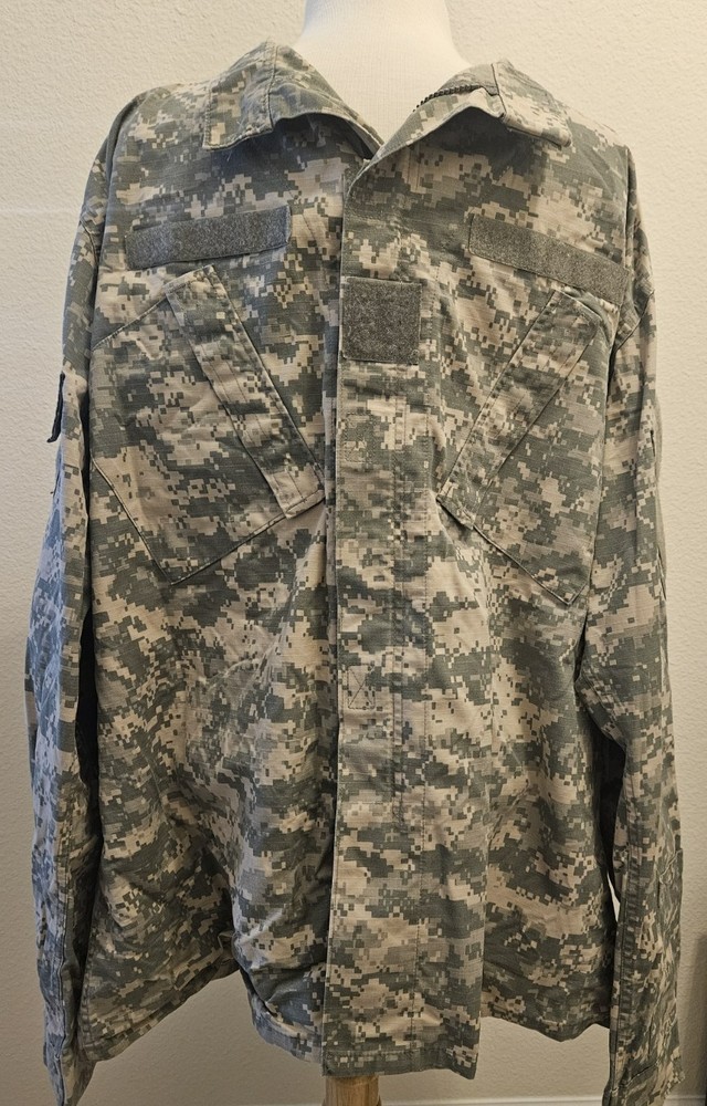 US ARMY ACU COMBAT UNIFORM ZIPPERED COAT SIZE LARGE-REGULAR -USED