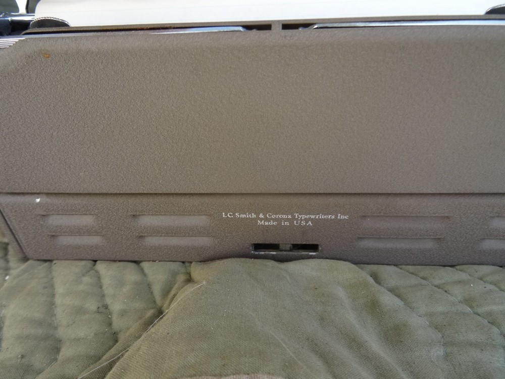 Vtg Smith-Corona Silent Portable Typewriter nice