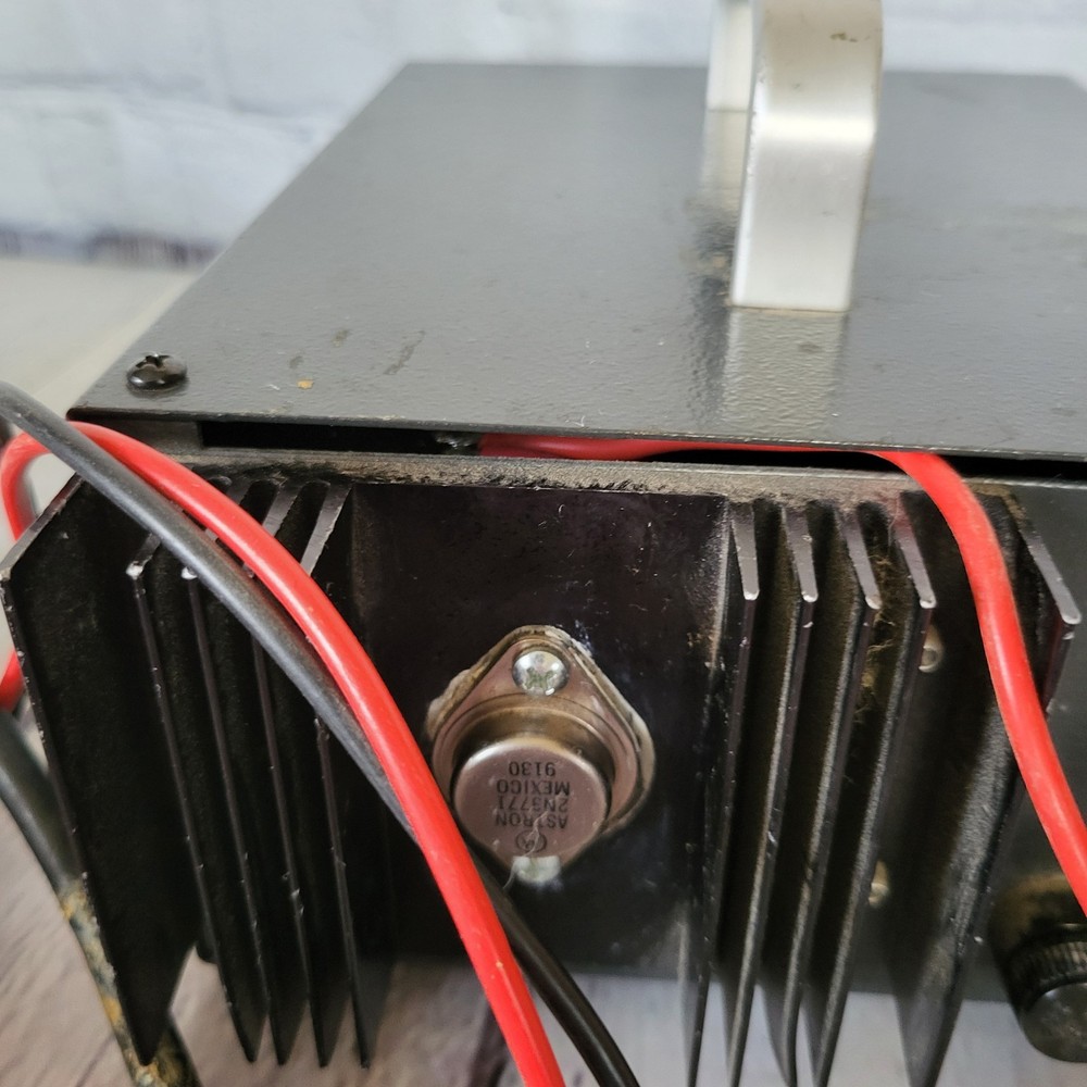 Astron 13.7Vdc Linear Regulated power supply 5A Model RS-7A Powers On